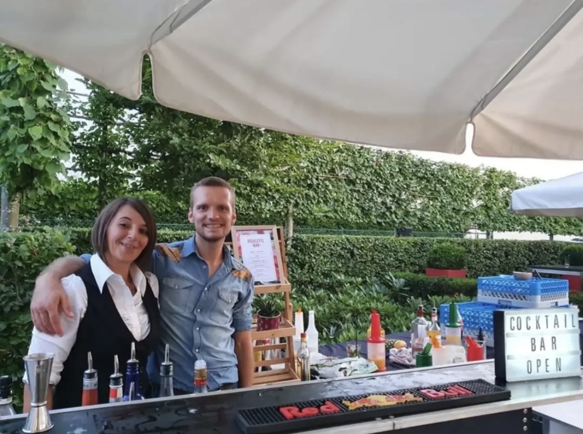Kristof Vandenabeele geeft een cocktail workshop op locatie